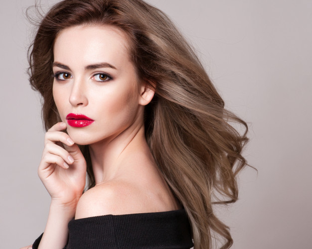portrait-beautiful-woman-with-curly-hairstyle-bright-makeup_78203-1
